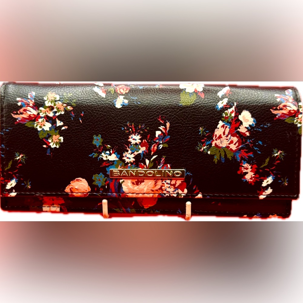 Cute Bandolino black floral wallet, great condition.